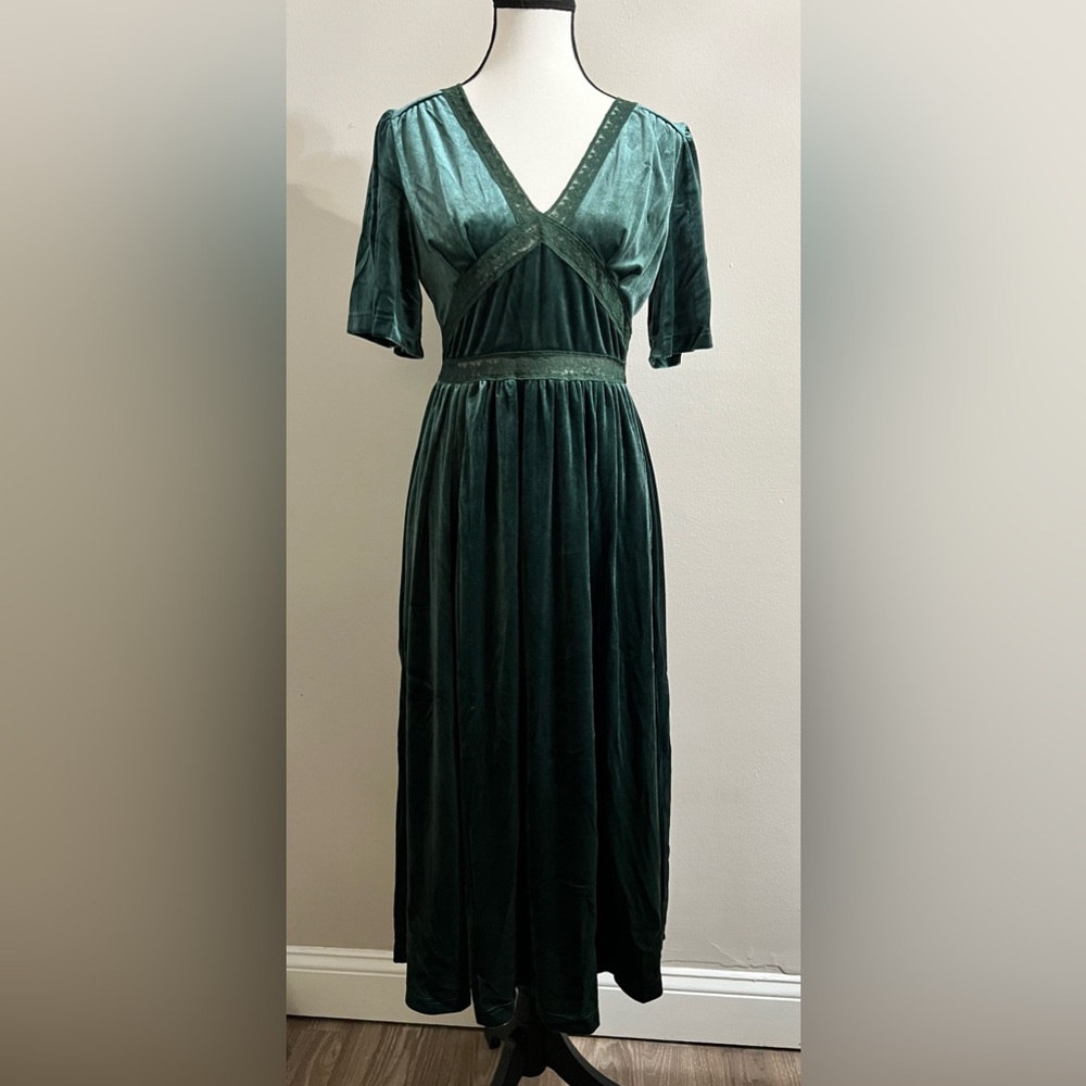 Green Velvet V Neck Lace Midi Dress - Picture 6 of 11